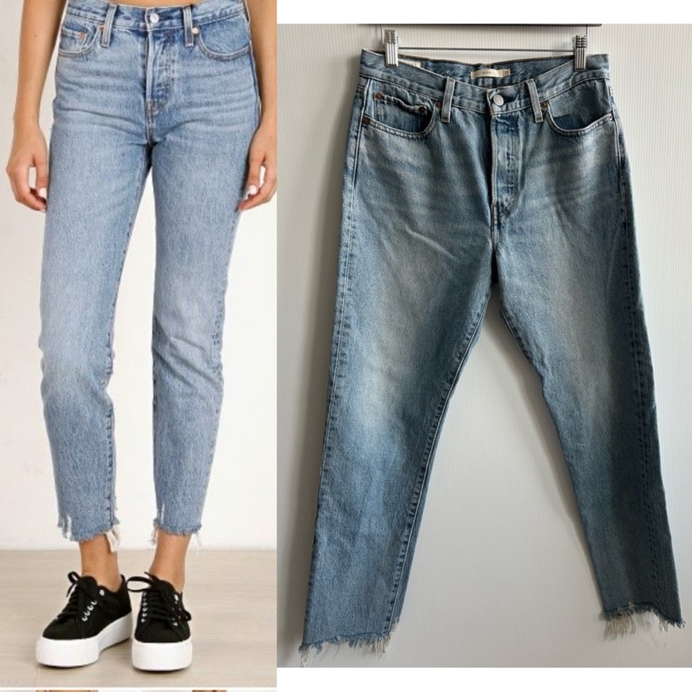 29 LEVI’S Wedgie Frayed Jeans